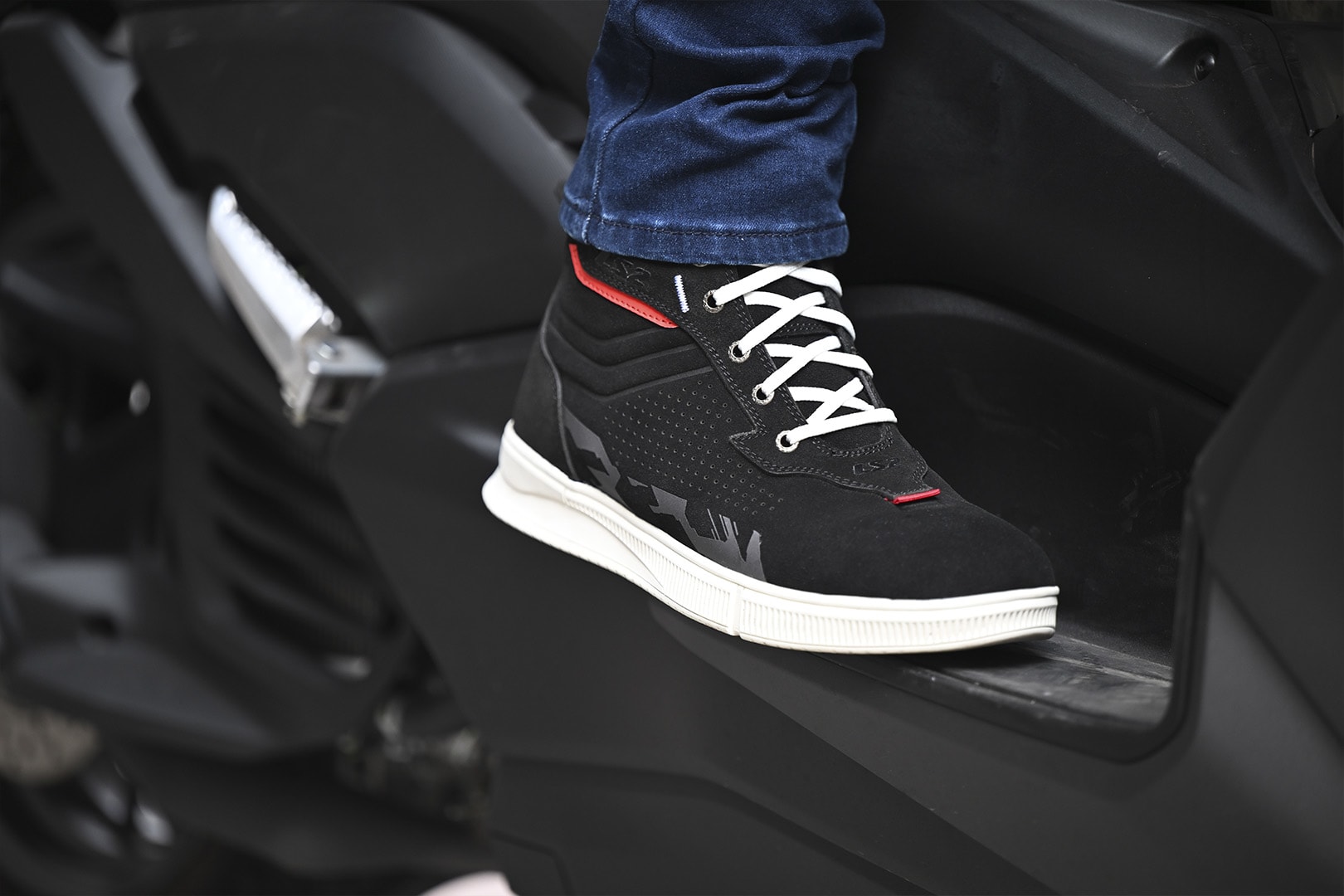BOTA LS2 CHROME NEGRA