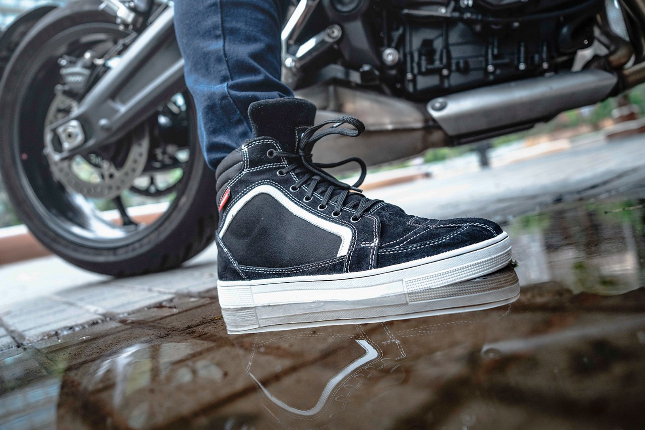 BOTA LS2 DORON NEGRA BLANCA HOMBRE